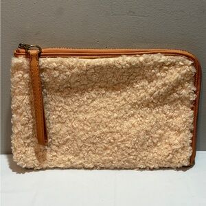 (NWOT)
Universal Thread Shearling Clutch~Beige and Rich Brown. Wrist Strap.